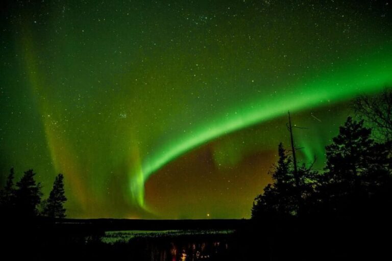 Auroras Northern Lights in Saariselka - Pick-Up, Winter Gear, and Meeting Your Guide in English