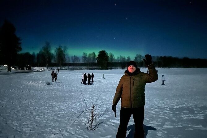 From Rovaniemi: Northern Lights Tour with Campfire Snacks - The guide’s job: spotting the aurora and getting photos