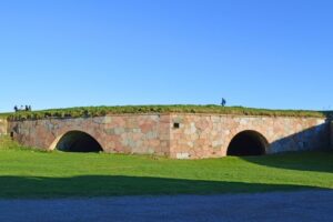 Helsinki and Suomenlinna Sightseeing Tour - Pass-by highlights: Parliament, national institutions, and Mannerheim’s statue