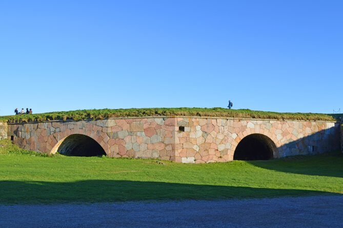 Helsinki and Suomenlinna Sightseeing Tour - Pass-by highlights: Parliament, national institutions, and Mannerheim’s statue