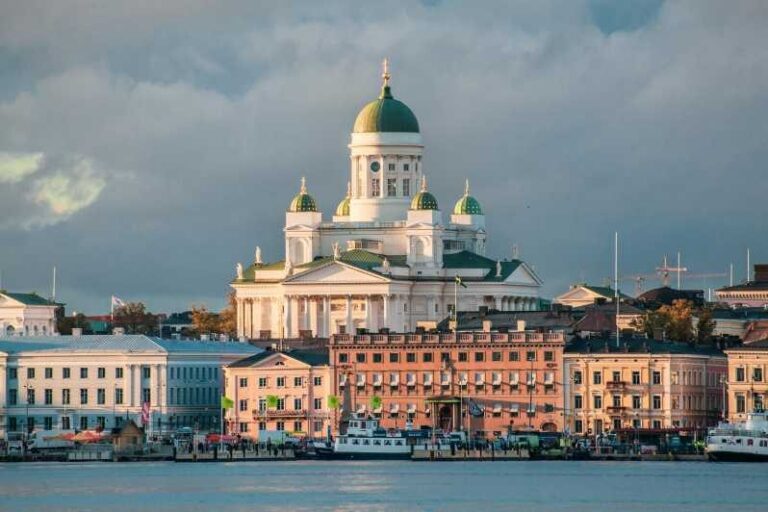 Helsinki: Architectural Highlights Guided Walking Tour - Senate Square and Helsinki Cathedral: the city’s formal face