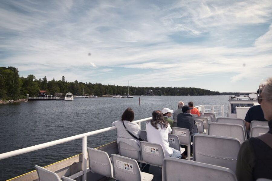 Helsinki: Sightseeing Canal Cruise with Audio Commentary - Island stops and passed-by sights: from Korkeasaari to quiet channels