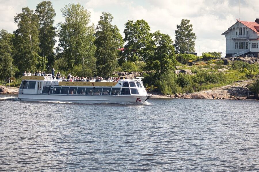 Helsinki: Sightseeing Canal Cruise with Audio Commentary - Audio commentary and booklets: how to actually follow the story