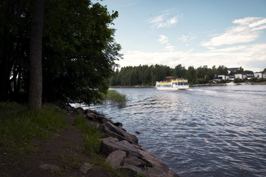 Helsinki: Sightseeing Canal Cruise with Audio Commentary - Onboard comfort: blankets, toilets, and how to stay warm