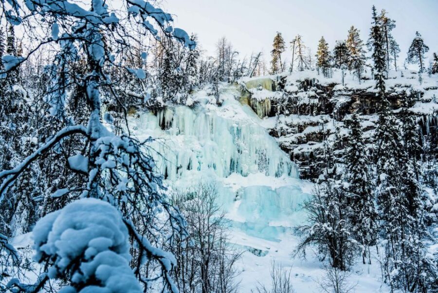 Rovaniemi: Frozen Waterfalls of Korouoma Canyon & Pro Photos - Warm-up time: lean-to fire and a BBQ lunch in the arctic