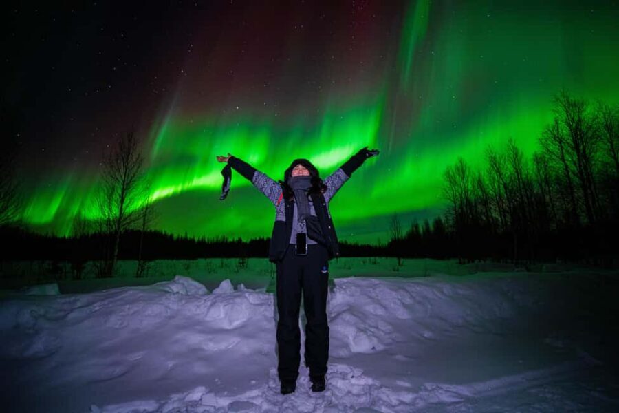 Rovaniemi: Guaranteed Northern Lights Tour with Photos - Hot drinks, snacks, and keeping warm without missing the lights