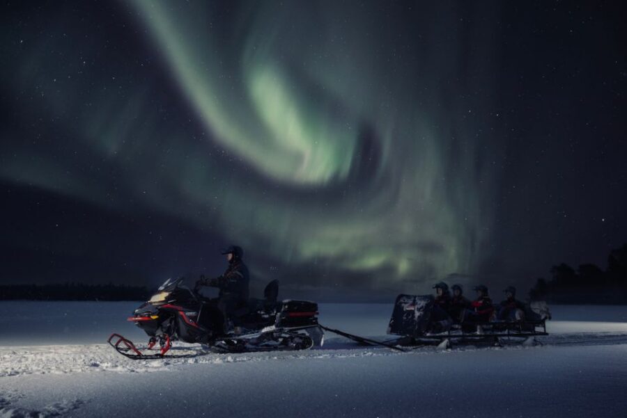 Ruka: Starlight sledging to search for Northern Lights - The sled safari by snowmobile: cozy adventure, not technical