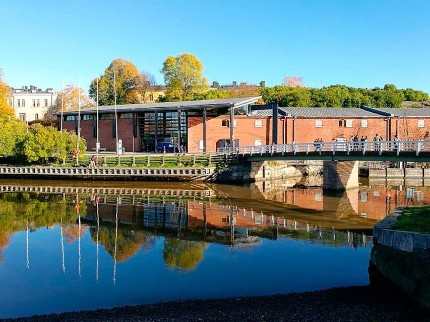 Suomenlinna: Guided Walking Tour with an Authorized Guide - Getting to the Suomenlinna Centre: simple, but don’t forget the ferry