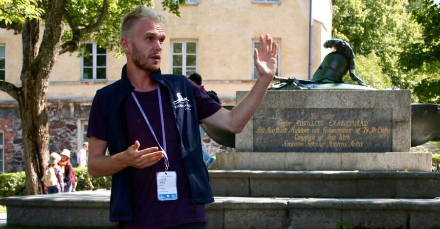 Suomenlinna: Guided Walking Tour with an Authorized Guide - Price and value: is $17 actually fair for this format?